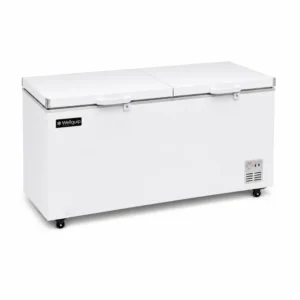 Energy-efficient storage chest freezer with 550L capacity, wire frame baskets and solid doors