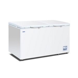 Energy-efficient storage chest freezer with 550L capacity, inventory baskets and solid doors